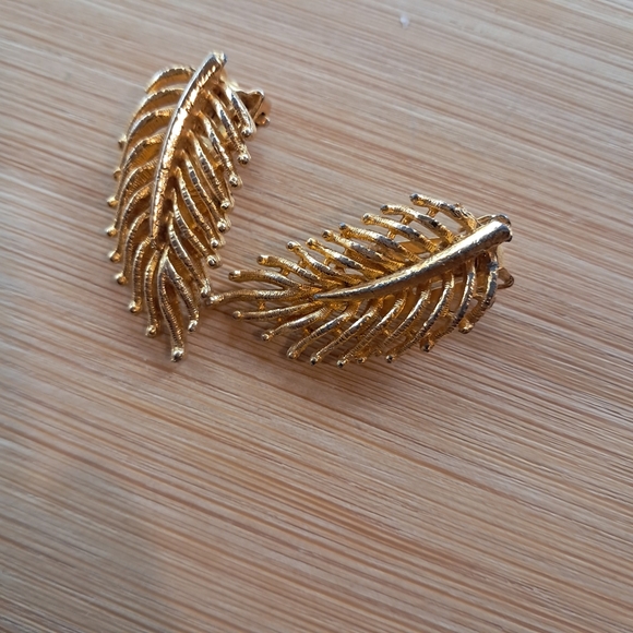 Elegant Gold Leaf Earrings - Picture 4 of 6